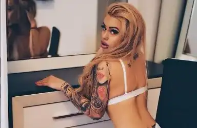 Кристин с големите бомби има два чифта ДЖУКИ