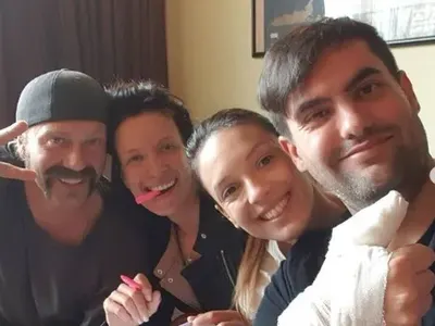 Мартин Макариев счупи пръст по време на снимки на нов филм! Луиза му сменя превръзките на терен