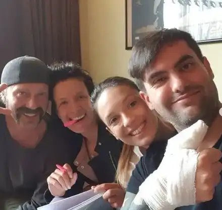 Мартин Макариев счупи пръст по време на снимки на нов филм! Луиза му сменя превръзките на терен