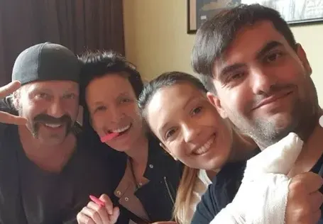 Мартин Макариев счупи пръст по време на снимки на нов филм! Луиза му сменя превръзките на терен