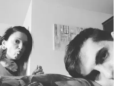 Мартин Макариев счупи пръст по време на снимки на нов филм! Луиза му сменя превръзките на терен