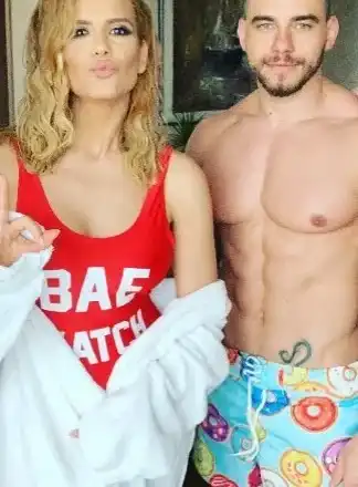 Мускулести младоци опипват Анелия