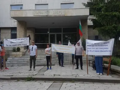 Народът изгони като куче ДЖЕНДЪРА Джамбазки  от Добрич! Той се уплаши и викна полиция да го пази (Вижте скандала)