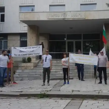 Народът изгони като куче ДЖЕНДЪРА Джамбазки  от Добрич! Той се уплаши и викна полиция да го пази (Вижте скандала)