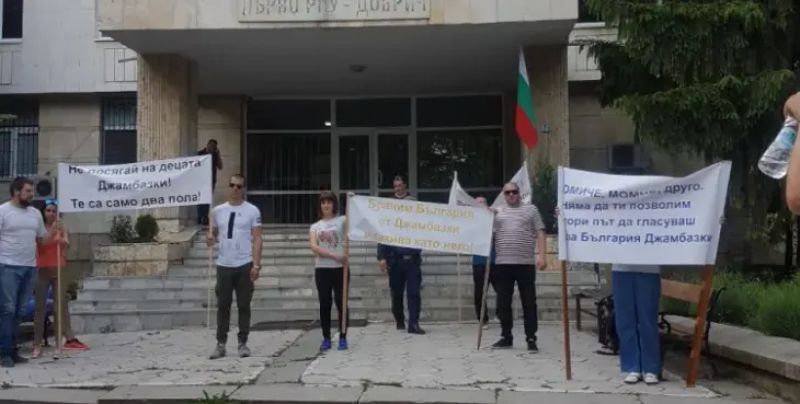 Народът изгони като куче ДЖЕНДЪРА Джамбазки  от Добрич! Той се уплаши и викна полиция да го пази (Вижте скандала)