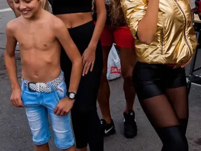 Плеймейт красавици, фешън модели и силови шампиони в подкрепа на „Кралете на Силата“