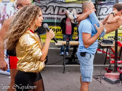 Плеймейт красавици, фешън модели и силови шампиони в подкрепа на „Кралете на Силата“