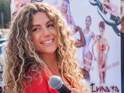 Плеймейт красавици, фешън модели и силови шампиони в подкрепа на „Кралете на Силата“