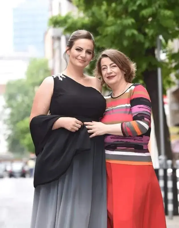 Потомка на Левски блести на бала си