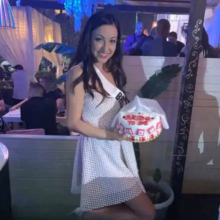 ПОТРЕС: Чалга, дупета и салфетки за моминското парти на оперна певица (Снимки от вакханалията)