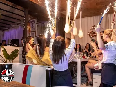 ПОТРЕС: Чалга, дупета и салфетки за моминското парти на оперна певица (Снимки от вакханалията)