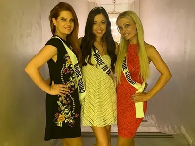 ПОТРЕС: Чалга, дупета и салфетки за моминското парти на оперна певица (Снимки от вакханалията)