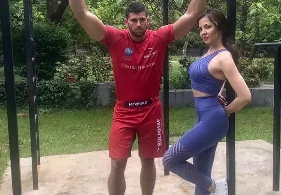 Райна с плочки на корема