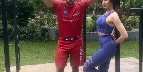 Райна с плочки на корема