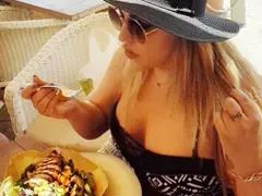 Рени разпуска по женски в Кипър