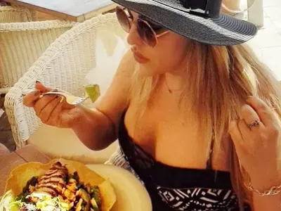 Рени разпуска по женски в Кипър