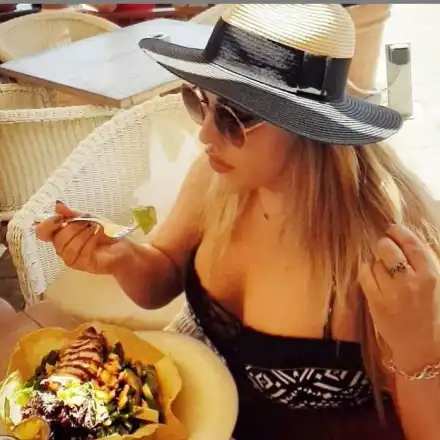 Рени разпуска по женски в Кипър