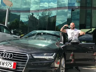 Ричи Величи шества с лимузина