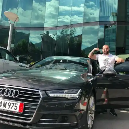 Ричи Величи шества с лимузина