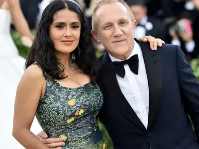 Салма Хайек води мъжа си в София