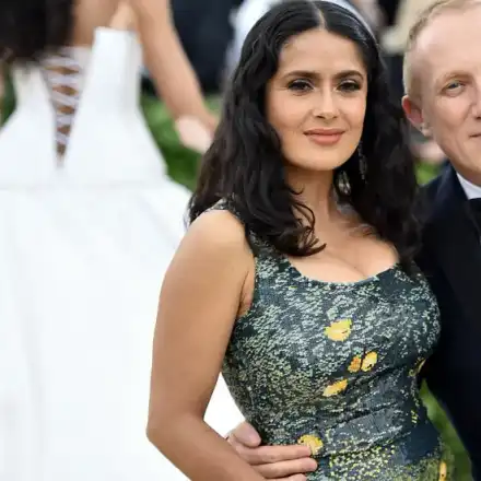 Салма Хайек води мъжа си в София