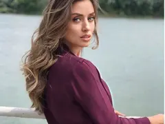 Саня Борисова чете фентъзи