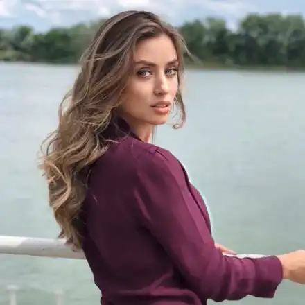 Саня Борисова чете фентъзи