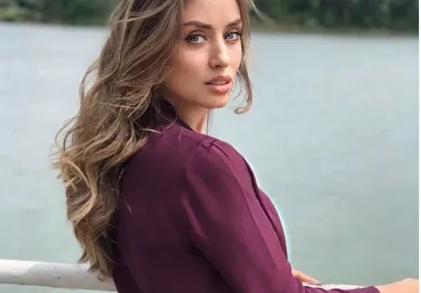 Саня Борисова чете фентъзи