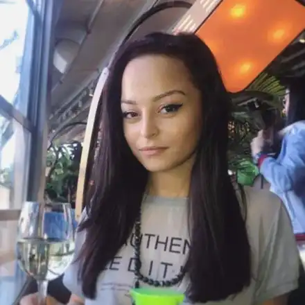 Щерката на Доган гримира снаха си