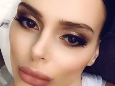 Щерката на Доган гримира снаха си