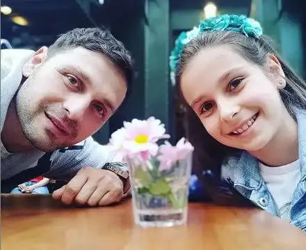 Щерката на Нели и Сано е негово копие