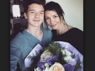 Синът на Кали заби нейна колежка