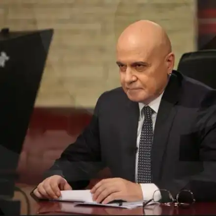 Слави тръгна с маникюр (Водещият си прави ноктите във ВИП салон за красота)