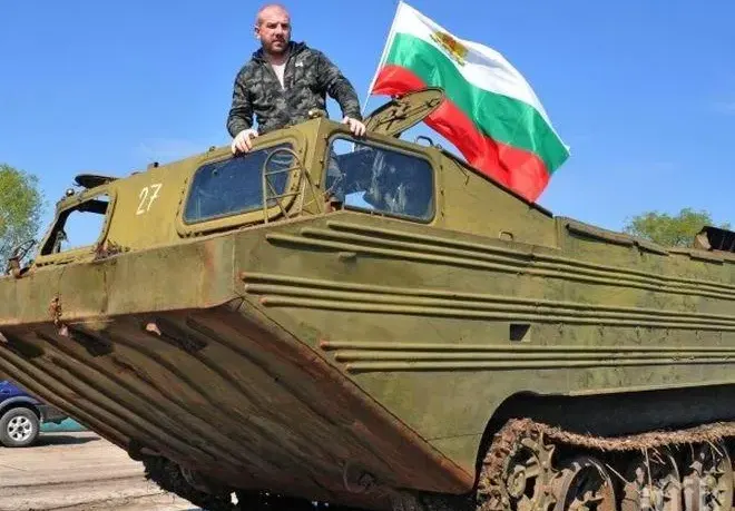Спряха танковете на Динко! Разследват кой му е разрешил да разполага с функциониращи бойни машини