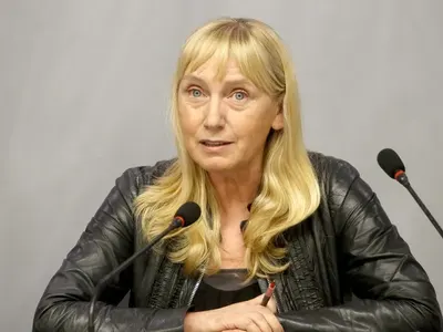 Вижте Елена Йончева като брюнетка (СНИМКА)