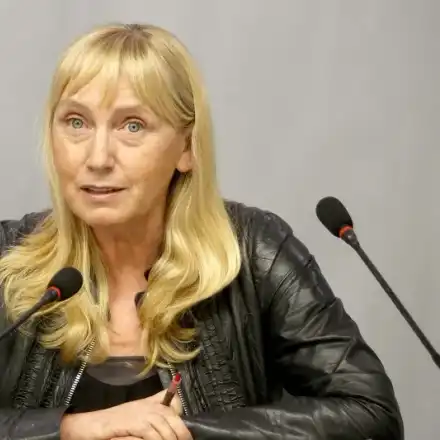 Вижте Елена Йончева като брюнетка (СНИМКА)