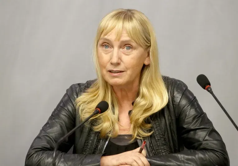 Вижте Елена Йончева като брюнетка (СНИМКА)