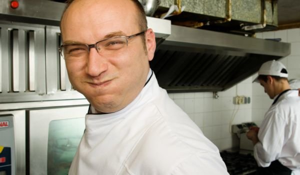 Шеф Манчев свалил любовницата си с… кашкавал