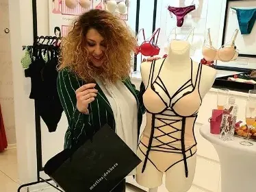 Айдълката Нора роди син