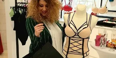 Айдълката Нора роди син