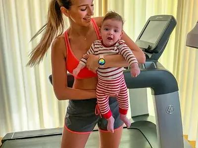 Алекс Петканова тренира с бебето