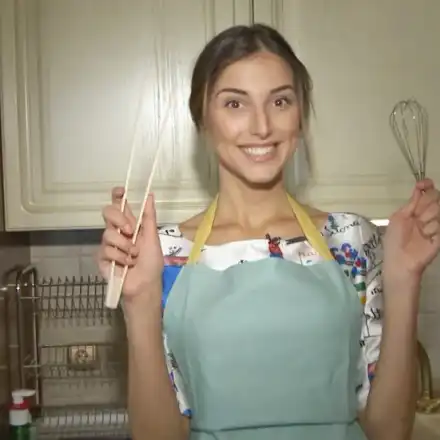 Алекс Петканова върти баници и шопска салата