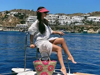 Алисия с приятелки на Миконос