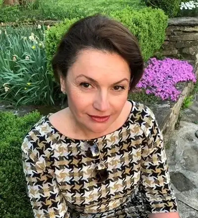 Ани Салич закъса за пари, разпродава имането си