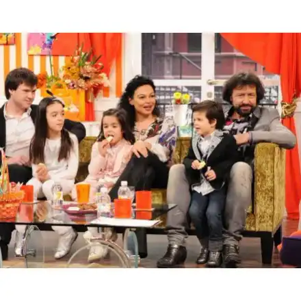 Баби и дядовци гледат децата на Баневи