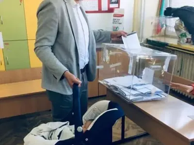 Бебето на Петя Дикова вече е звезда! Аплодират го в Народния театър (Снимки)