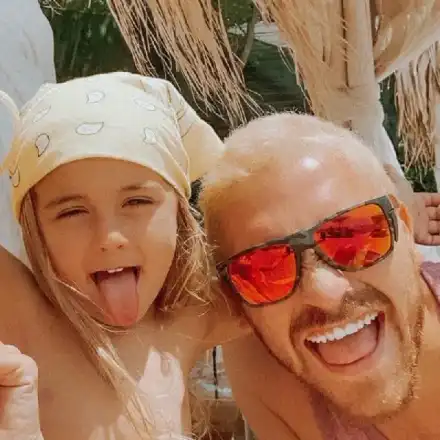 Бебо Халваджиян цяло лято на море в Гърция