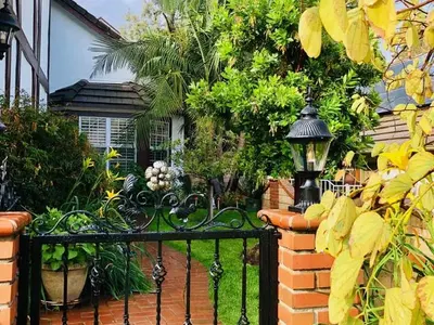 Бившата на Бойко се хвали с кола и палат за милиони (СНИМКИ)