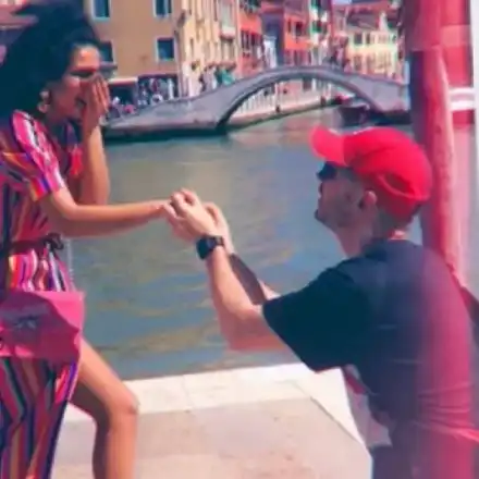 Близначката Влади се сгоди