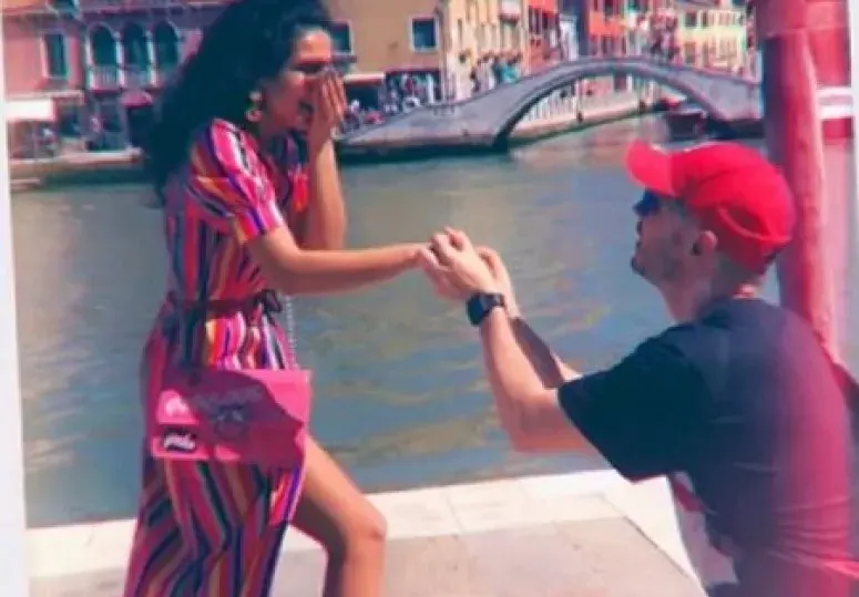 Близначката Влади се сгоди